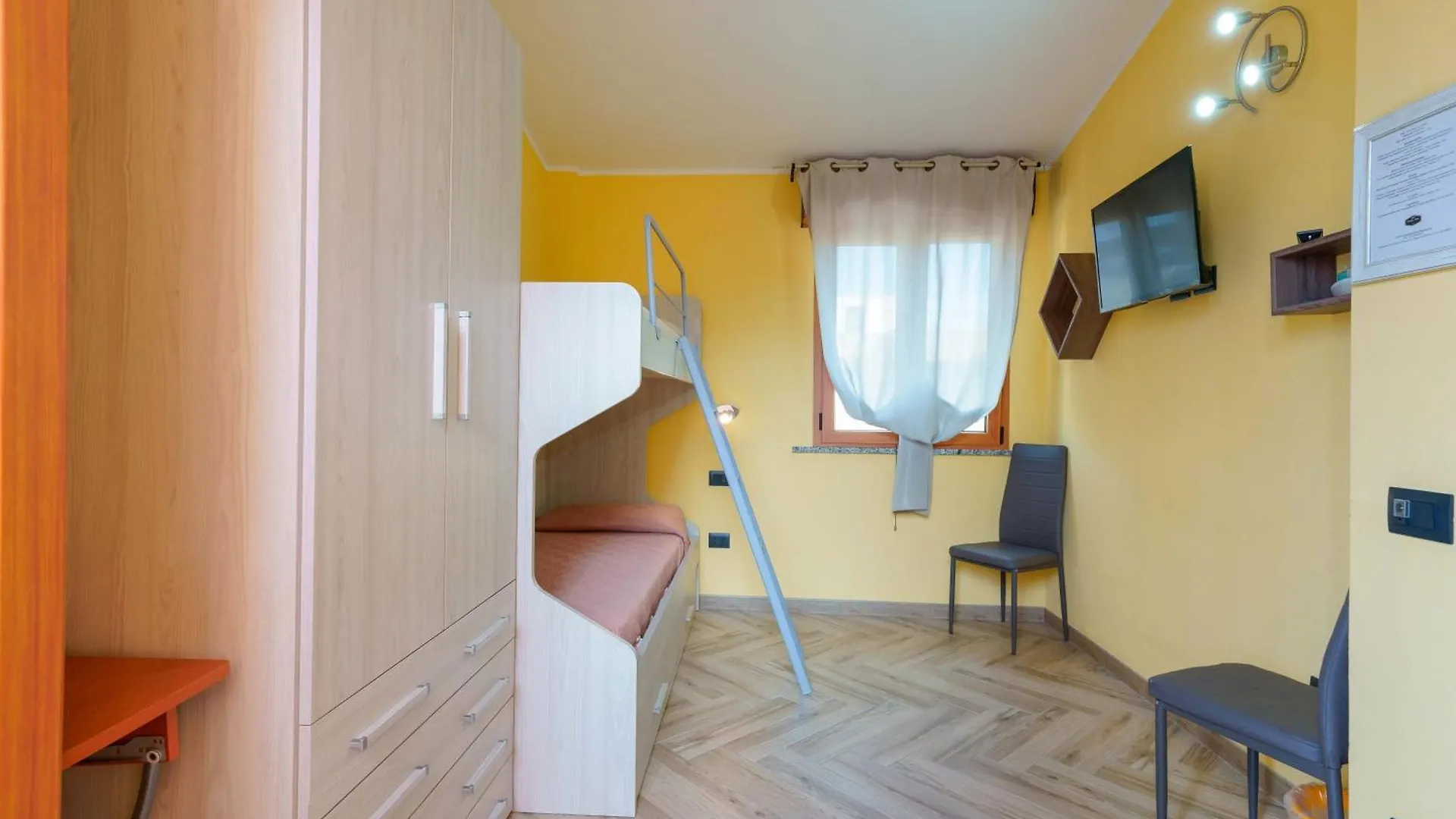 Paradise Home Quartu Sant'Elena Guest house